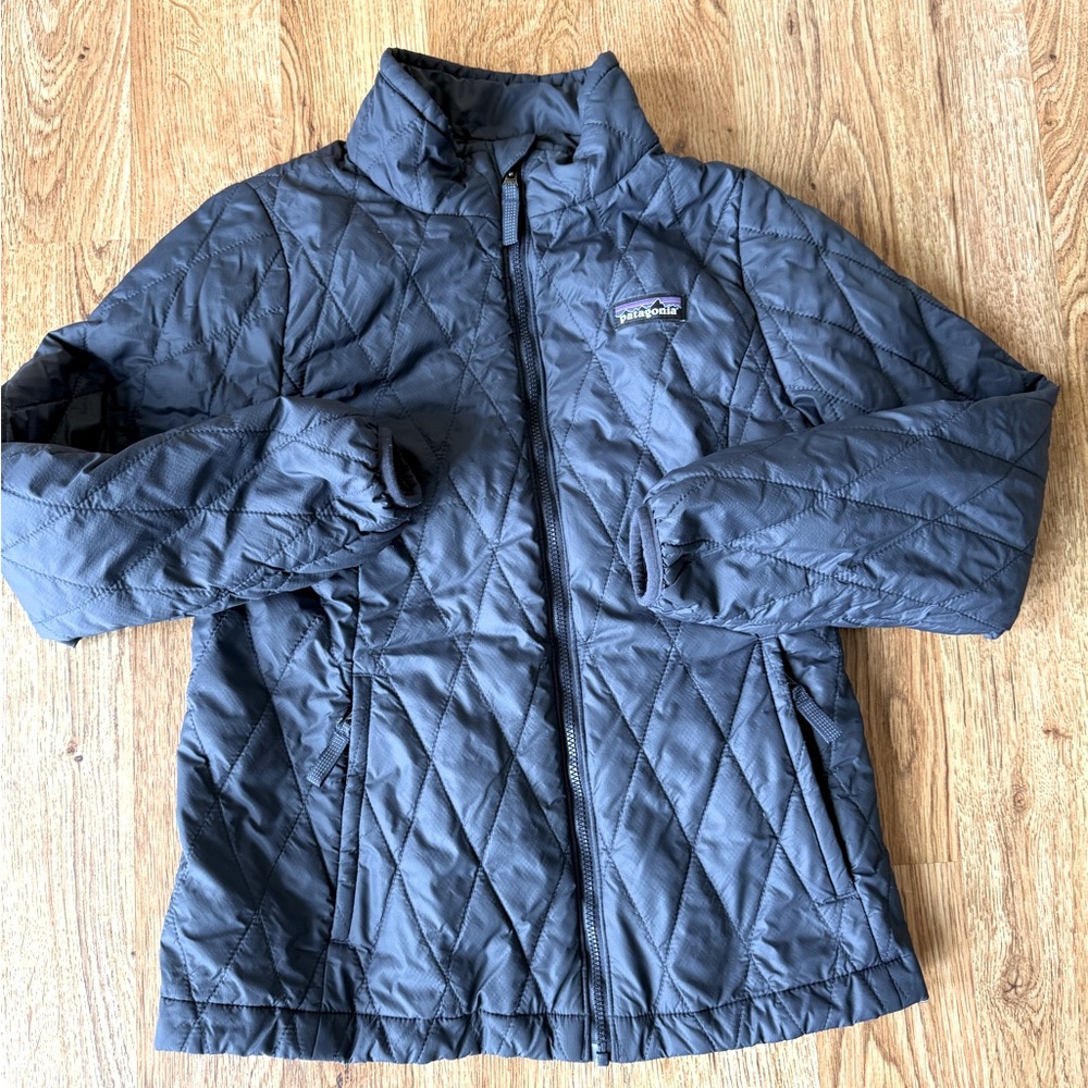 Patagonia kids nanopuff jacket size M (10) in navy diamond quilt pattern